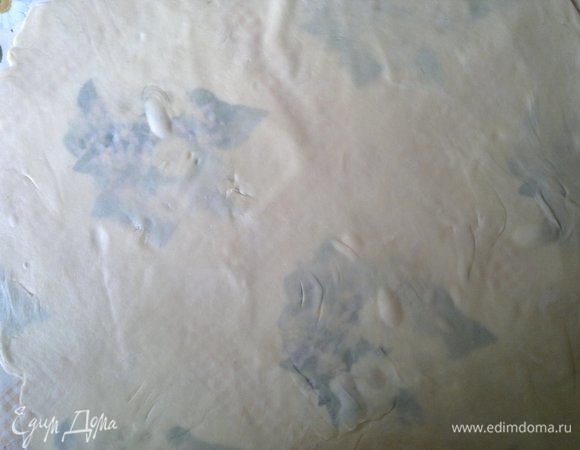 Тесто выложить на стол, смазанный растительным маслом, и раскатать как можно тоньше, чтобы сквозь тесто просвечивала ваша рука.