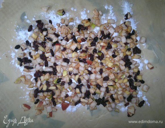 На крахмал выложить начинку. Так как начинка дала сок, необходимо его слить. В следующий раз я не буду посыпать начинку заранее сахаром, так как образуется много сока. Только сбрызну лимонным соком, выложу на тесто и только тогда посыплю сахаром и остальными специями. Края теста с трех сторон загнуть на начинку и свернуть рулетом.