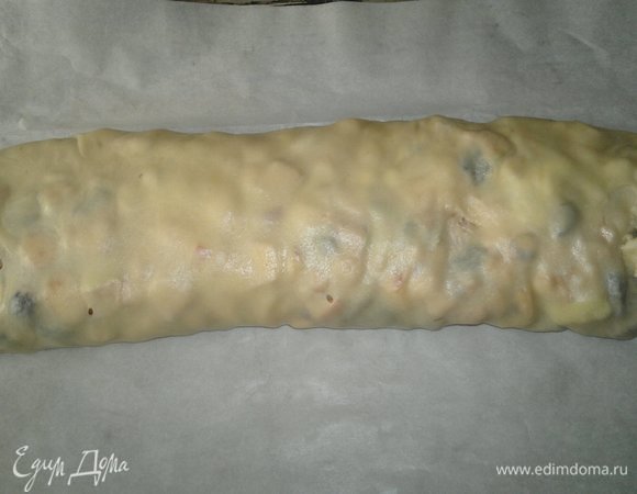 Аккуратно выложить штрудель на противень с бумагой.