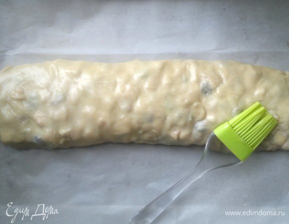 Растопить сливочное масло и смазать штрудель. Поставить противень со штруделем в духовку, разогретую до 180°C, на 40–45 минут. Штрудель должен красиво подрумяниться.