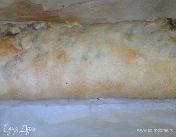 Готовый штрудель достать из духовки.