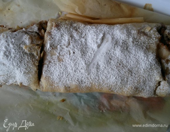 Готовый штрудель посыпать сахарной пудрой Haas. Так как штрудель получился длинным, то я разрезала его на части и сняла с противня, а потом посыпала сахарной пудрой. Хотела снять целиком, но он в одном месте поломался (видно на фото).