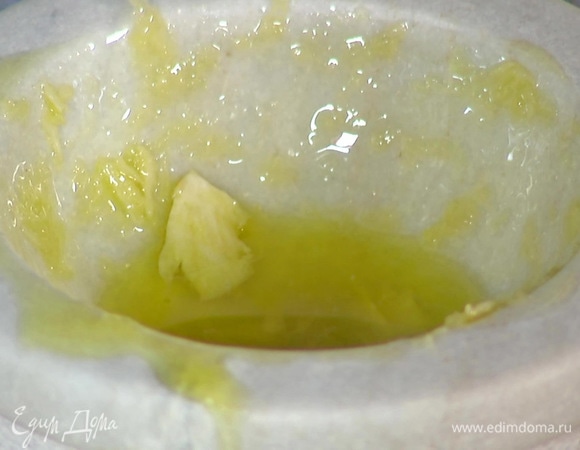 Чеснок растереть в ступке, добавить оливковое масло