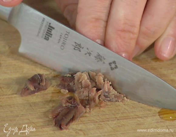 Анчоусы мелко нарезать, добавить к чесночному маслу и растереть все вместе.