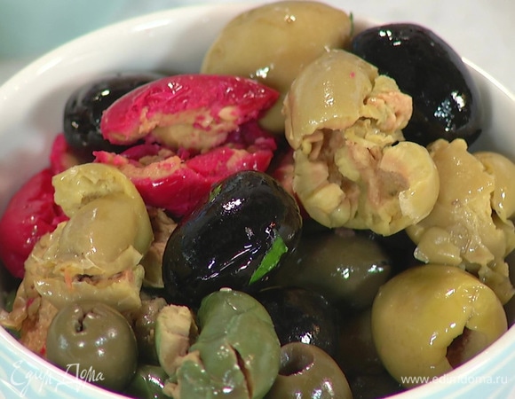 Нарезать оливки и добавить к остальным ингредиентам.