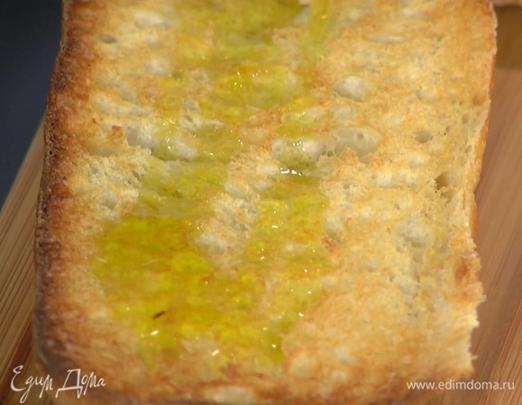 Чиабатту разрезать пополам, подсушить на гриле и полить оливковым маслом.