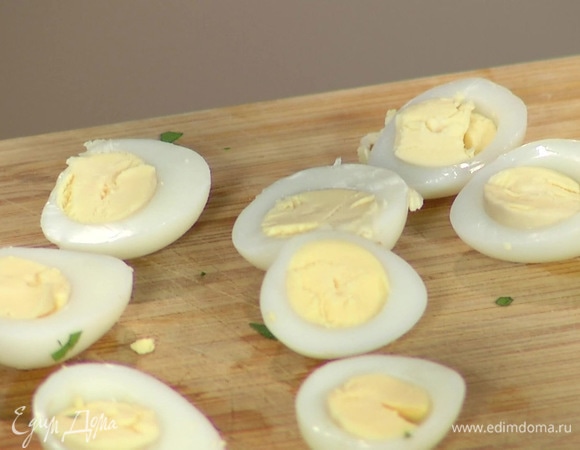 Перепелиные яйца отварить и разрезать пополам. 