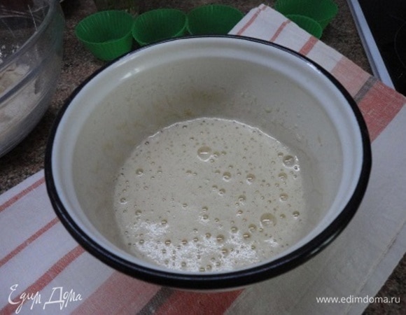 Яйцо взбить с сахаром и добавить к отрубям.