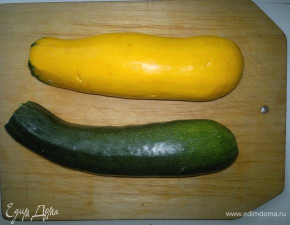 Цукини вымыть, обсушить, обрезать кончики.