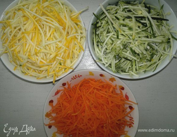 Цукини и морковь натереть на специальной терке соломкой. Как потом я убедилась, лучше на терке натереть только морковь, а цукини нарезать ножом соломкой потолще, чем морковь.