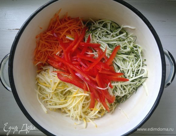 Выложить в кастрюлю подготовленные овощи.