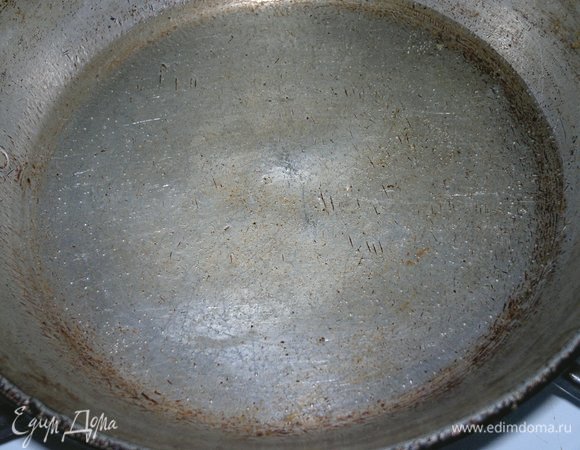 В сковороде разогреть растительное масло.