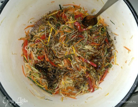 Горячее масло со специями вылить к овощам и перемешать.