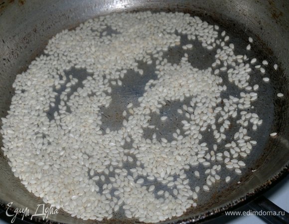 Кунжут обжарить на сухой сковороде до легкого румянца.