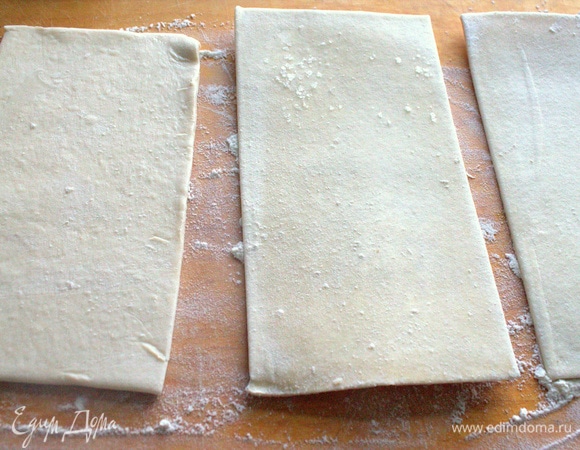 Для приготовления достать слоеное тесто и дать слегка разморозиться на доске с мукой.