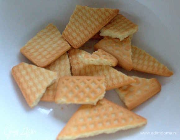 Любое печенье поломать, растолочь, высыпать в сковороду.