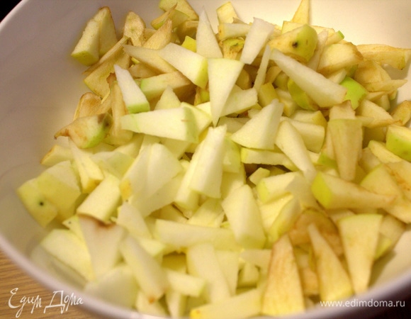 Яблоки нарезать мелко, можно с кожурой.