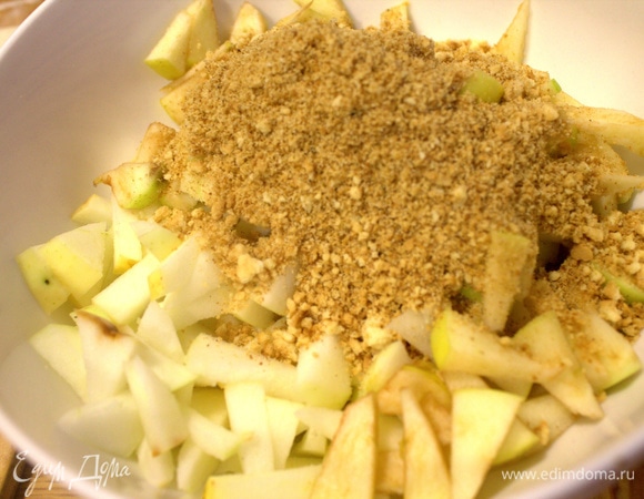 Высыпать к ним обжаренную крошку.