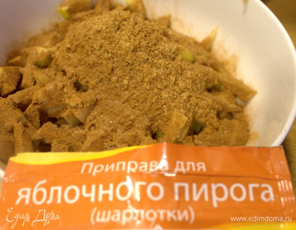 Высыпать готовые специи. В составе корица, гвоздика, лимонный порошок, имбирь, ваниль.