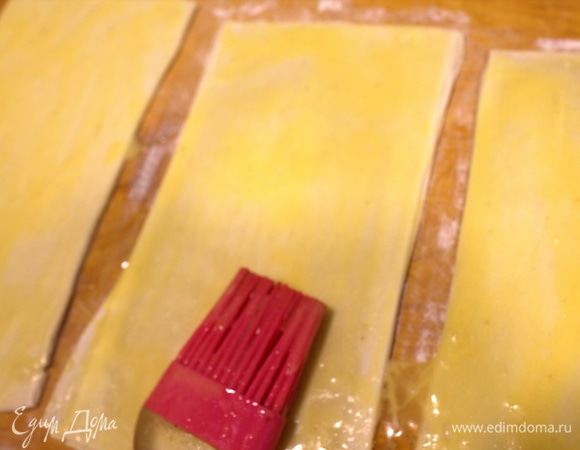 Смазать яичной смесью тесто.