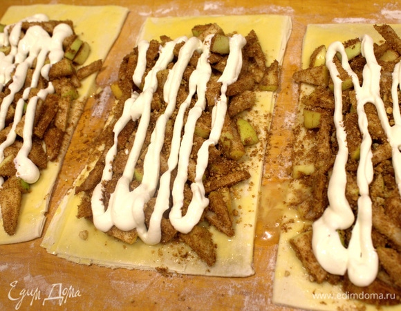 Нанести сверху сметану.