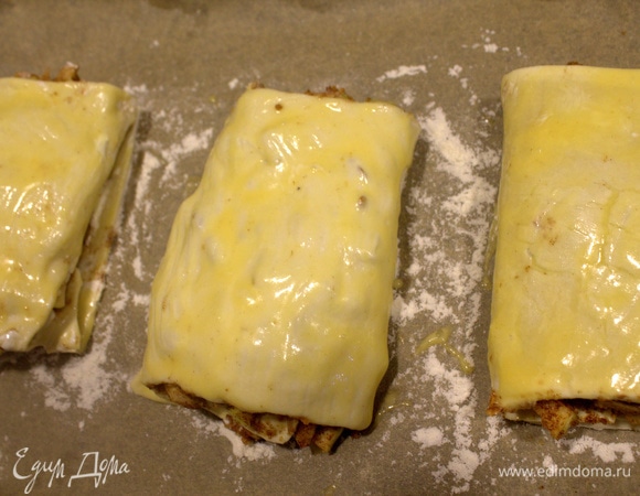 Свернуть рулетиком и нанести остатки взбитого яйца.