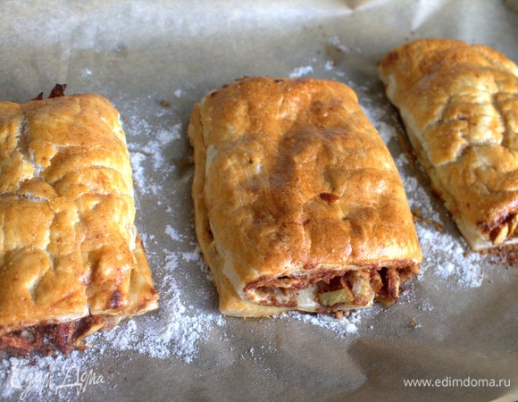 Выпекать на пергаменте, посыпав мукой.