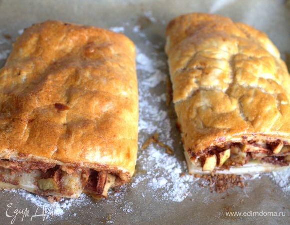 Выпекала в электрической духовке при 200°C около 30–35 минут при режиме «верх-низ».