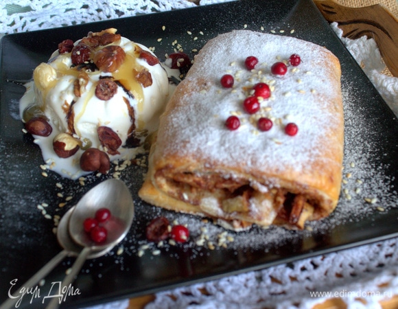 Мороженое посыпать орешками, вяленой клюквой, жареным кунжутом и полить медом и бальзамическим кремом с лесной ягодой.