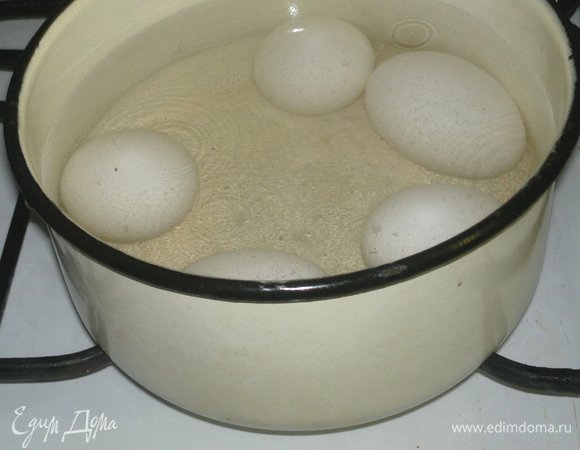 Яйца тщательно промыть под проточной водой. Сварить вкрутую, остудить в холодной воде.