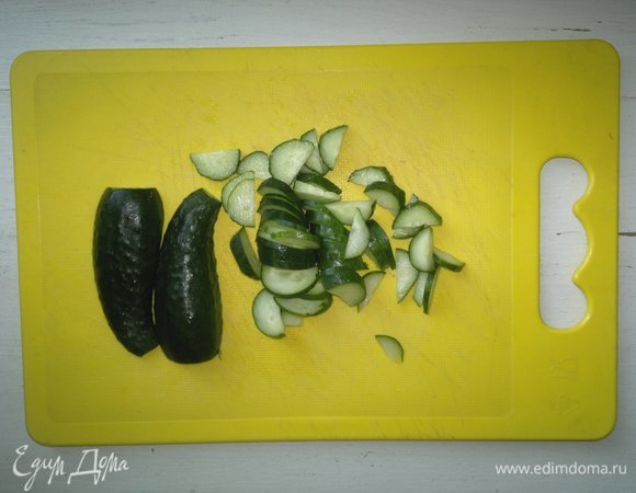 Огурцы помыть, обсушить, нарезать ломтиками.