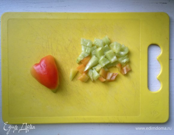 Сладкий перец вымыть, обсушить. Очистить перец от семян и перегородок, нарезать небольшими кусочками.