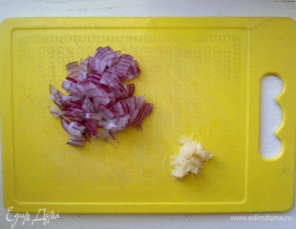 Лук и чеснок очистить. Лук нарезать ломтиками, чеснок натереть на мелкой терке.