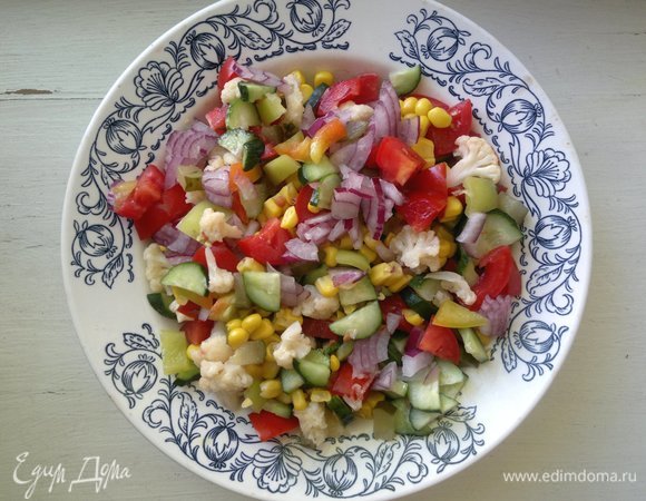 Все нарезанные овощи выложить в миску, перемешать.