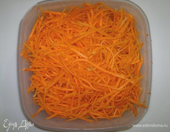 Морковь почистить, натереть тонкой соломкой.
