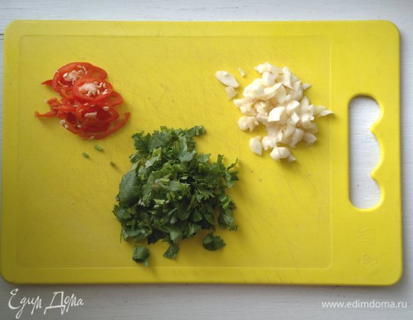 Острый перец нарезать кружками вместе с семенами. Кинзу вымыть, обсушить, мелко нарезать. Чеснок почистить, мелко нарезать. В кастрюлю положить капусту, морковь, кинзу, чеснок, перец, перемешать. К сожалению, этот шаг забыла сфотографировать.