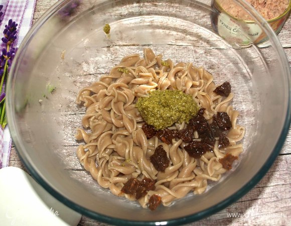 С готовых макарон слить воду. Перекладываем макароны в миску. В горячие макароны добавляем песто и вяленые томаты. Хорошо перемешиваем, чтоб дать вкусам и ароматам соединиться.