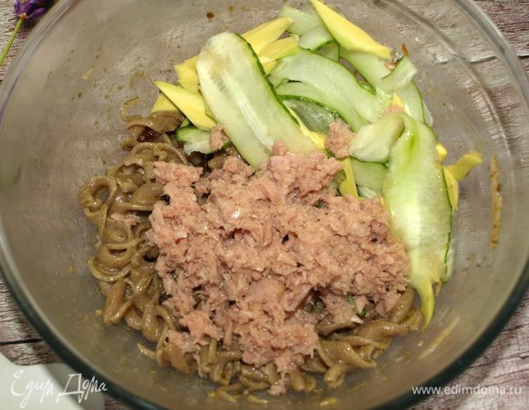 Добавляем авокадо и огурцы. Добавляем тунца ТМ «Магуро». Перемешиваем.