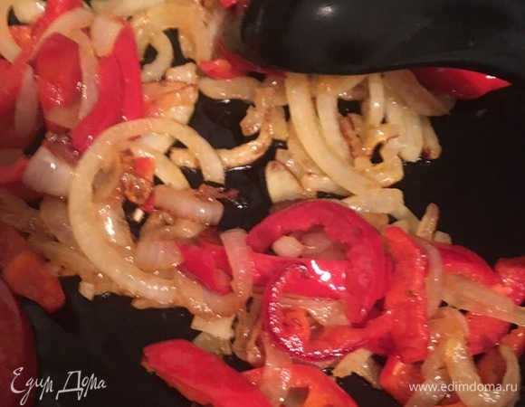 Нарезаем головку белого лука и болгарские перцы соломкой. На сковороду с оливковым либо подсолнечным маслом отправляем их вместе, пассеруем на среднем огне, пока нарезаем остальные ингредиенты, и на другую конфорку ставим кастрюлю с водой для спагетти.