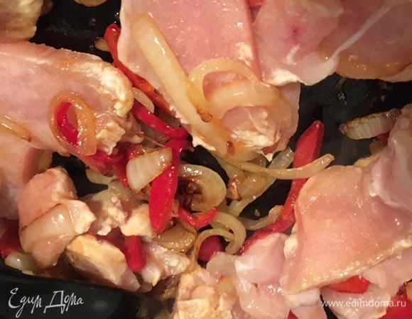 Когда лук и перец начали приобретать вид поджаренных, отправляем к ним нарезанное пластинками куриное филе. Периодически перемешиваем.