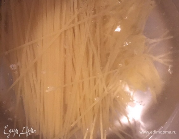 Пока овощи с куриным филе обмениваются вкусом и ароматами, отправляем в кипящую подсоленную воду спагетти. Я всегда разламываю их пополам, но этот момент уже на любителя.