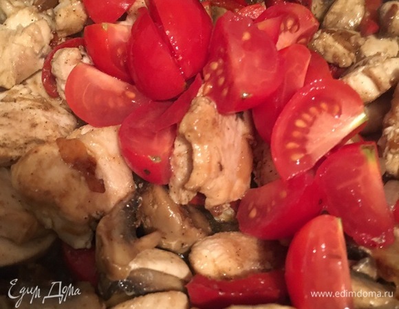 Справившись со спагетти, отправляем в сковороду к овощам и филе нарезанные помидорки черри. Тут по желанию их можно ошпарить и снять кожицу, либо готовить неочищенными. Так как у меня дома все любят острую еду, я часто добавляю в блюда острый свежий перец, в данном случае я добавил немного желтого перца хабанейро, но его можно с легкостью заменить на чили или халапеньо).