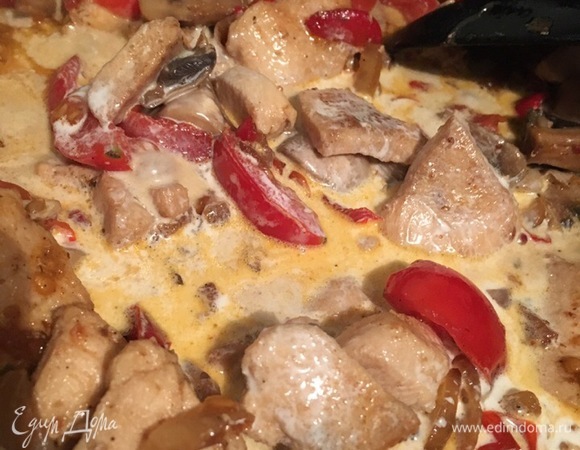 Когда помидоры стали мягче и начали смешиваться с остальными продуктами, добавляем прямо в сковороду 20% сливки и перемешиваем. Когда сливки начинают закипать, постоянно помешиваем и добавляем приправу для мяса либо просто орегано. Доводим до кипения и держим несколько минут, не прекращая помешивать. Накрываем крышкой и снимаем с огня. Сливаем спагетти, по желанию добавляем сливочное масло.