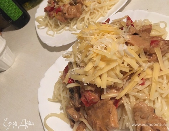 Спагетти выкладываем на тарелку, сверху выкладываем филе с овощами в сливках. Приготовленную пасту сверху посыпаем сыром. В эту пасту я добавил два вида сыра: твердый голландский и пармезан. Быстрый и вкусный ужин готов! Приятного аппетита!