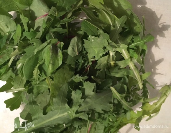 В салатник добавляем салатную смесь из любимых сортов салата и зелени.