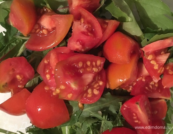 Нарезаем помидоры и отправляем в салатник.