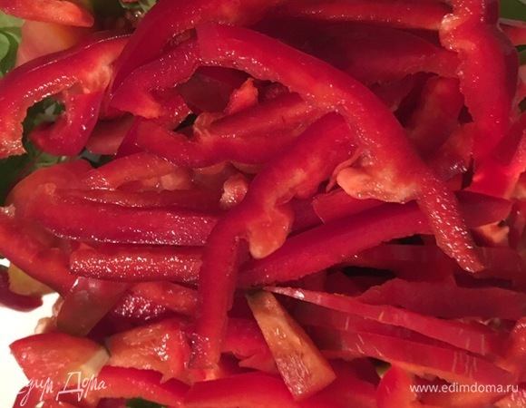 Нарезаем болгарский перец соломкой и отправляем туда же в салатник.