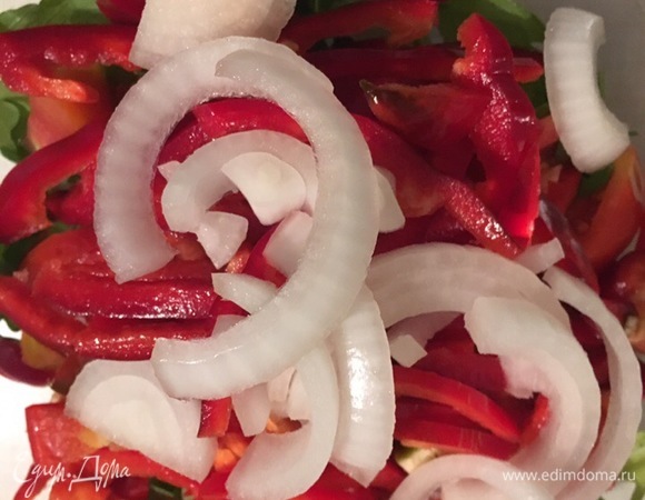 Небольшую белую луковицу для салата нарезаем полукольцами и отправляем в салатник.