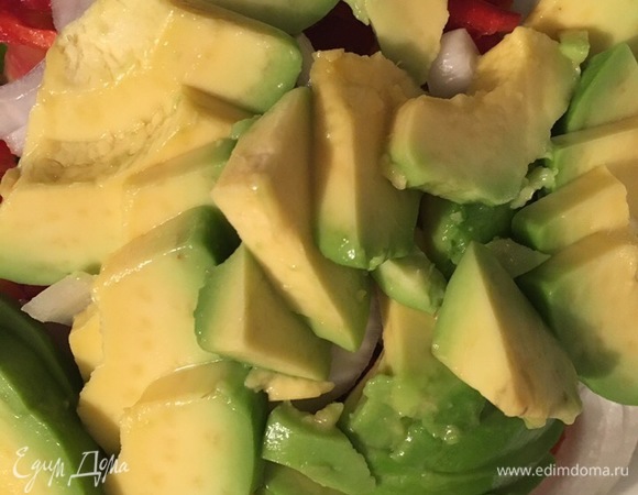 Берем небольшой плод авокадо средней мягкости и нарезаем ломтиками, отправляем в салатник ко всем остальным ингредиентам.