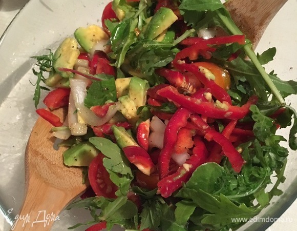 Все нарезанные овощи солим, перчим свежемолотым черным перцем. Для заправки потребуется оливковое масло, соевый соус и сок лимона. Перемешать и сразу подавать к столу. Приятного аппетита!